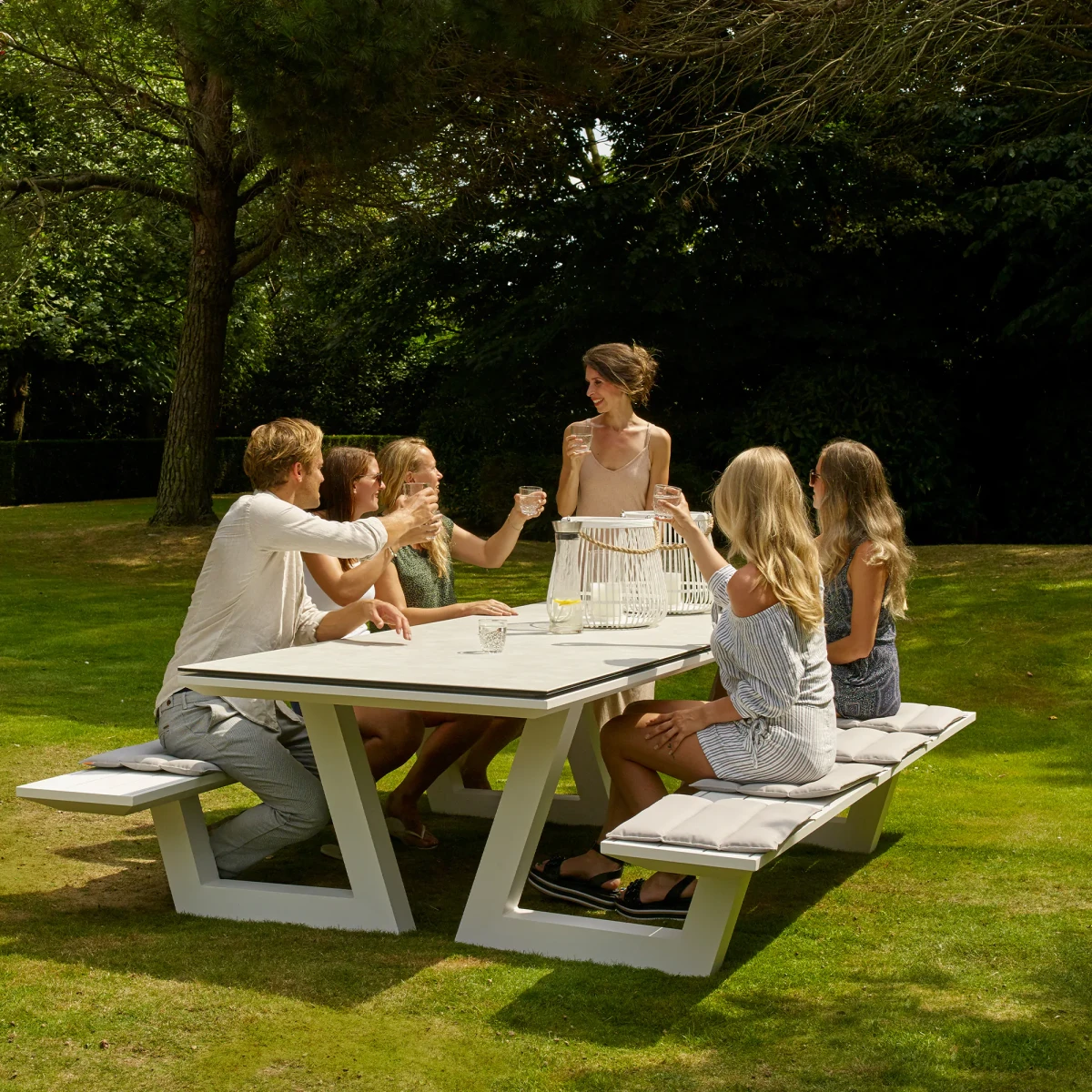 LOT-260-WIT-BKE_Lotus-picknicktafel-Wit-frame-Keramiek-betoonlook_S_1.webp